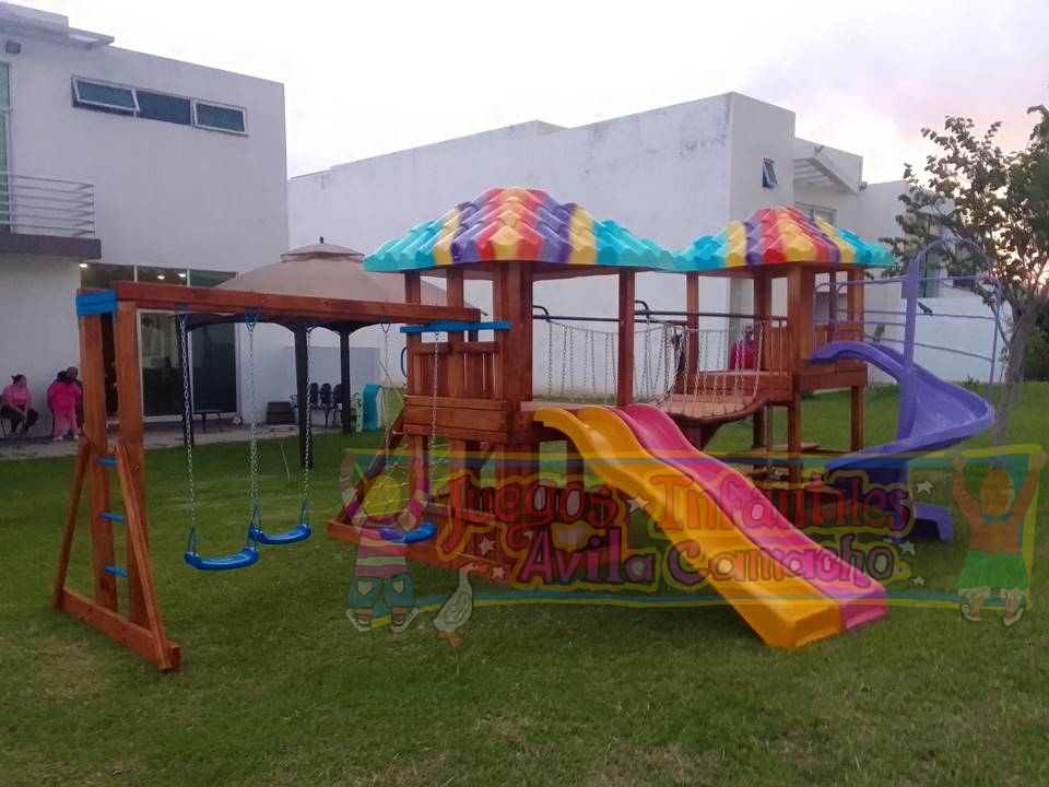 2 Resbaladillas 1.20 de alto
1 tobogan 1.50 m de alto
Puente colgante 
Escalador en soga 
Muro completo de rapel 
Pasamanos con 3 columpios 
Desayunador 
Casita de muñecas 
2 toldos en lona o fibra de vidrio  

*COLORES Y POSICION DE LOS ACCESORIOS A ELEGIR
